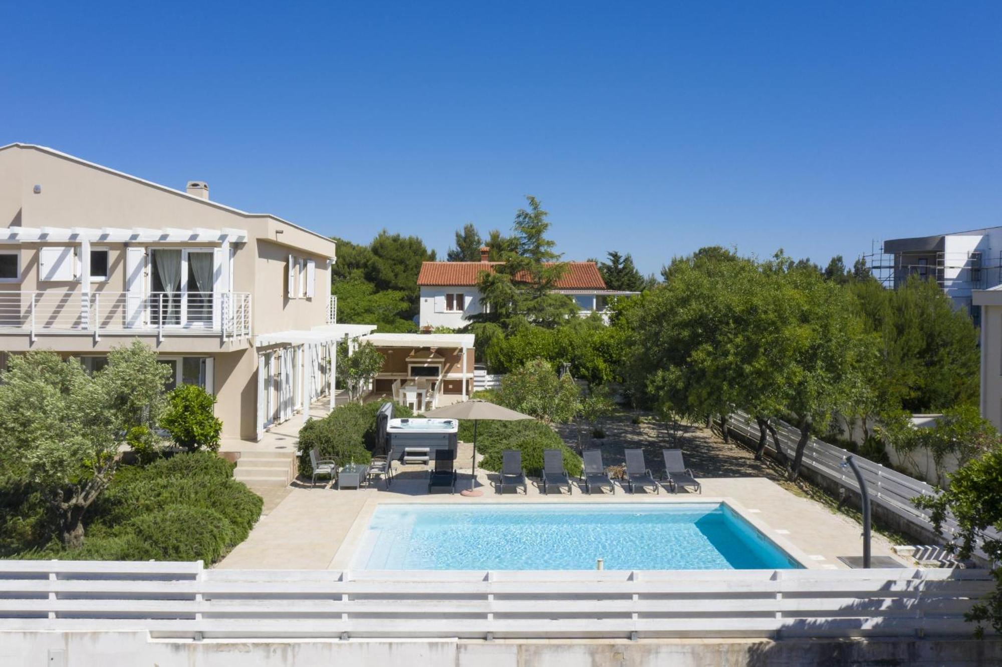 Villa Bella - Beautiful And Modern House With Pool, Souna, Jacuzzi & Playground, Liznjan - Istra Extérieur photo